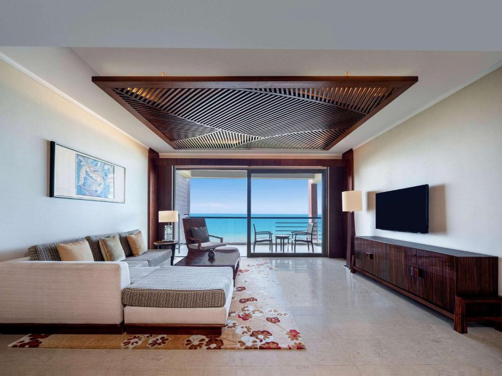 Апартаменты (Апартаменты-люкс с 2 спальнями и видом на океан) отеля Pullman Oceanview Sanya Bay Resort & Spa, Санья