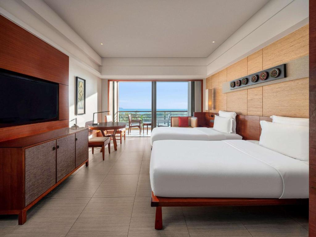 Двухместный (Двухместный номер «Гранд» с 2 отдельными кроватями и видом на океан.) отеля Pullman Oceanview Sanya Bay Resort & Spa, Санья