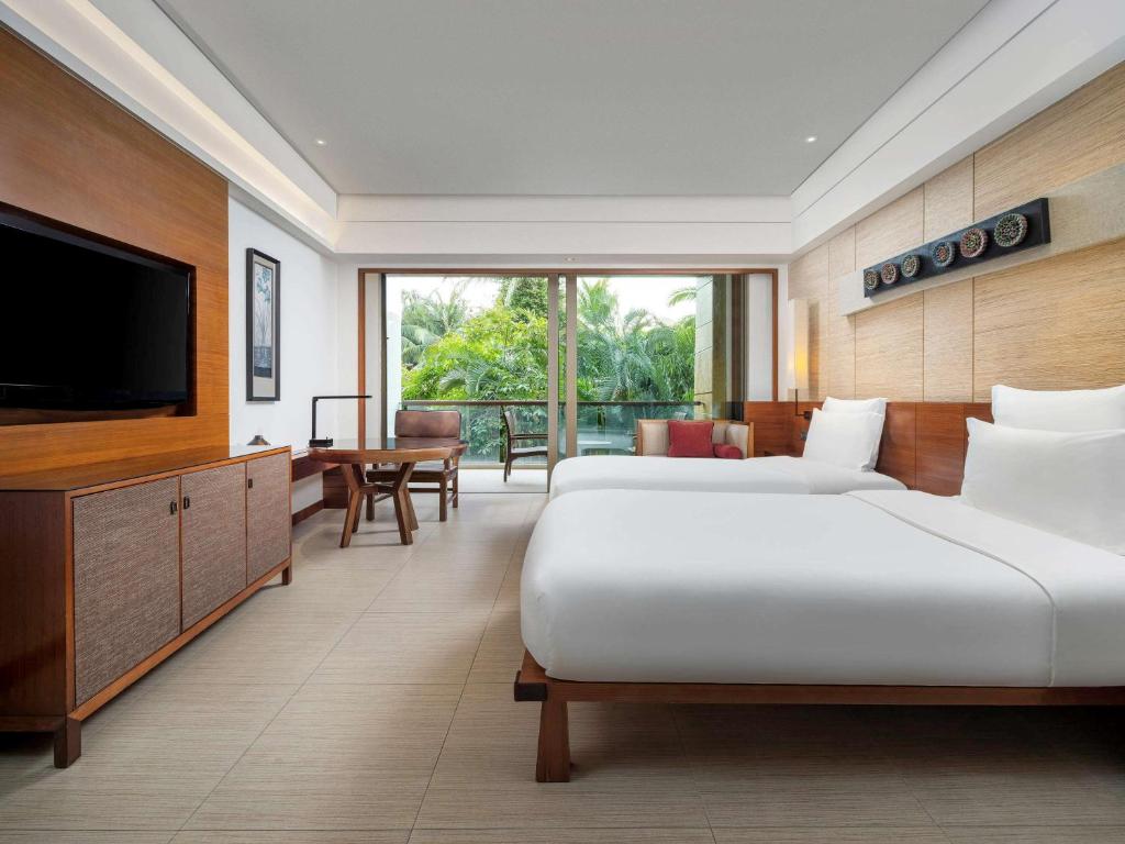 Двухместный (Улучшенный двухместный номер с 2 отдельными кроватями, вид на сад) отеля Pullman Oceanview Sanya Bay Resort & Spa, Санья