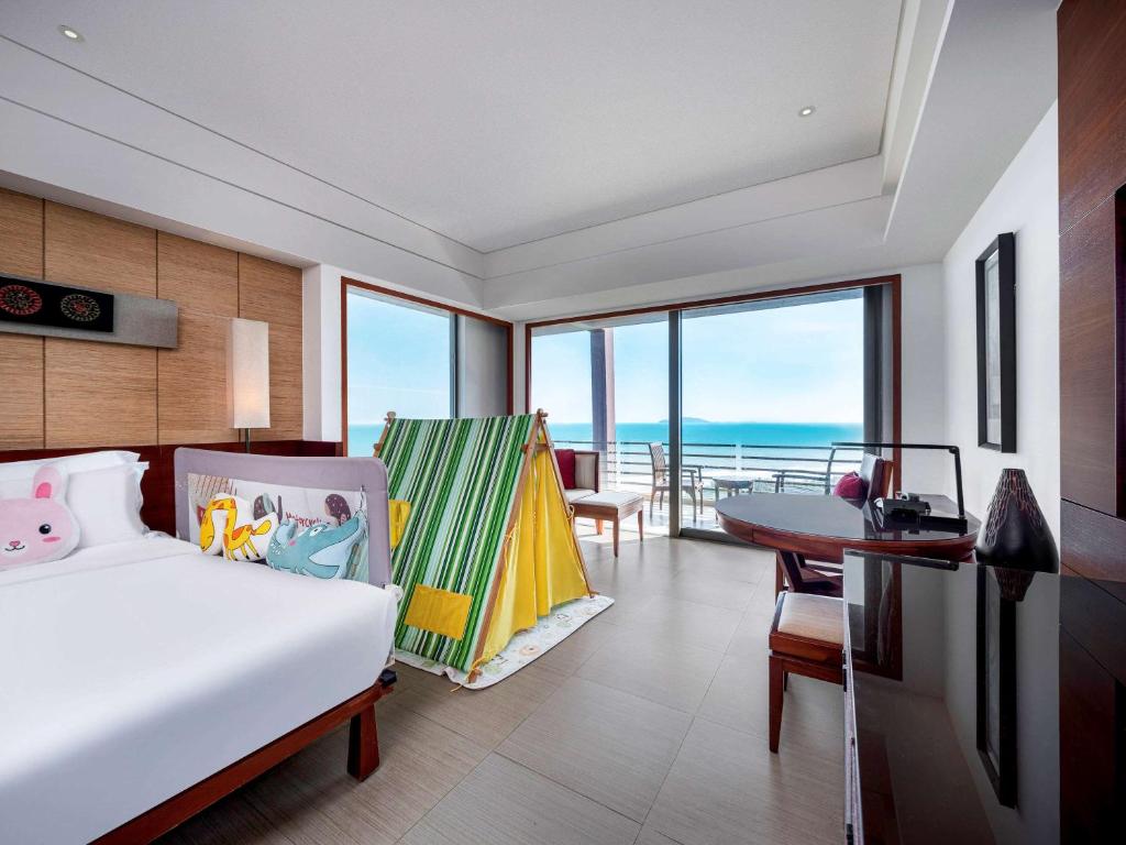 Двухместный (Семейный номер «Гранд» с видом на океан) отеля Pullman Oceanview Sanya Bay Resort & Spa, Санья