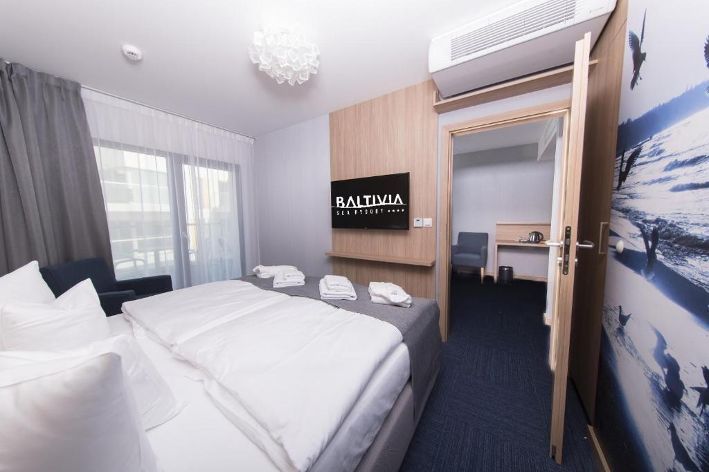 Сьюит (Люкс с 1 спальней и боковым видом на море) отеля Baltivia Sea Resort, Мельно
