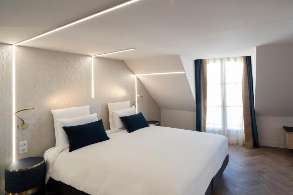 Двухместный (Улучшенный номер с кроватью размера «queen-size») отеля Hôtel Mercure Paris Opéra Lafayette, Париж