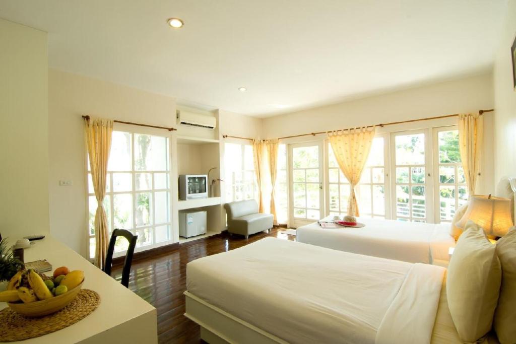 Двухместный (Улучшенный двухместный номер с 2 отдельными кроватями и видом на бассейн) отеля Makathanee Resort, Ко Мак