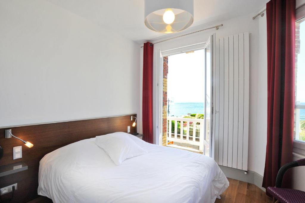 Двухместный (Двухместный номер с 1 кроватью, ванной и видом на море) отеля Hotel Le Rayon Vert, Этрета