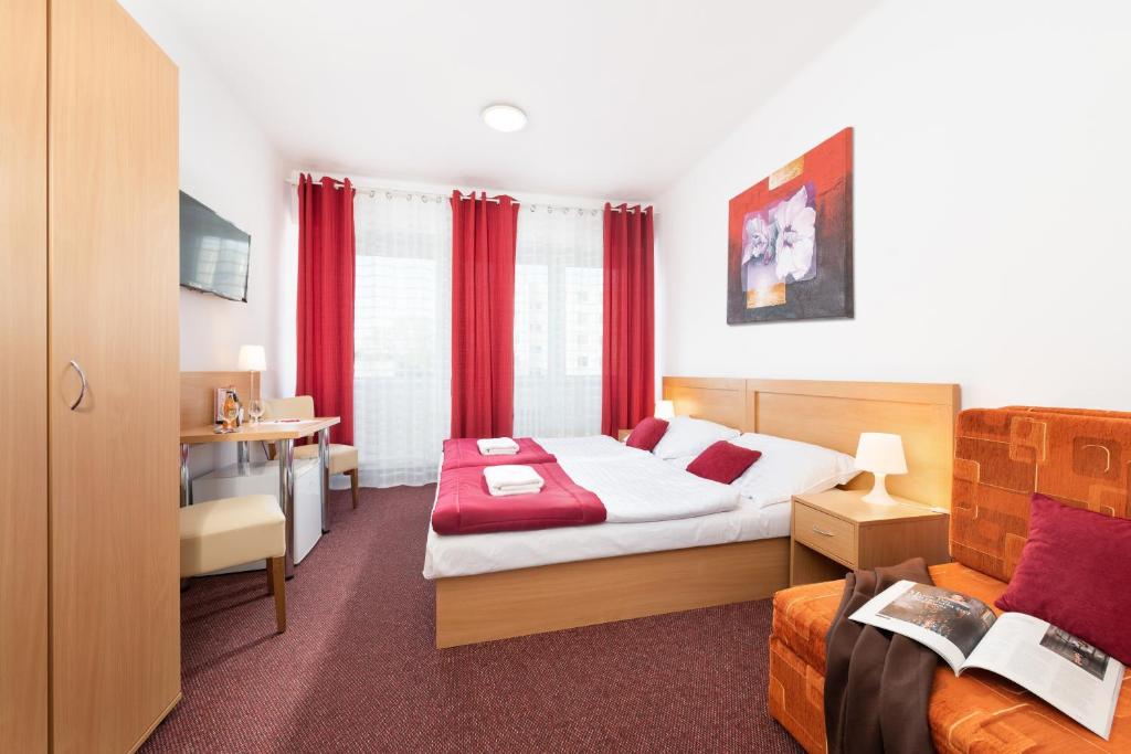 Двухместный (Стандартный двухместный номер с 1 кроватью или 2 отдельными кроватями) отеля Hotel Plus, Братислава