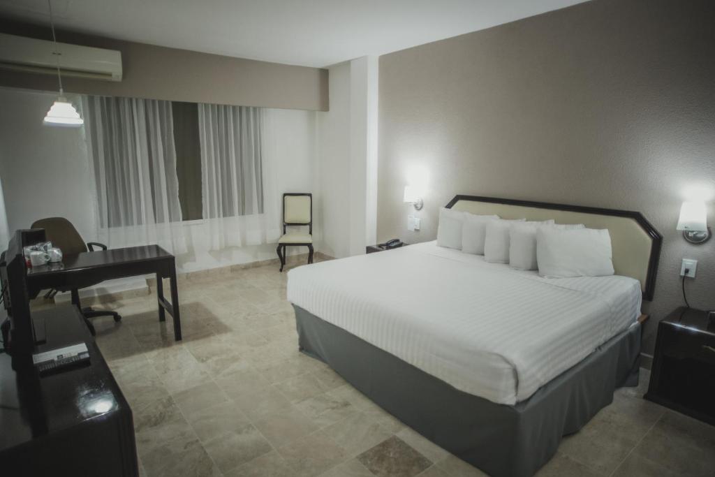 Трехместный (Номер с кроватью размера «king-size» - Для курящих) отеля Best Western Plus Tuxtepec, Сан-Хуан Баутиста Тукстепек