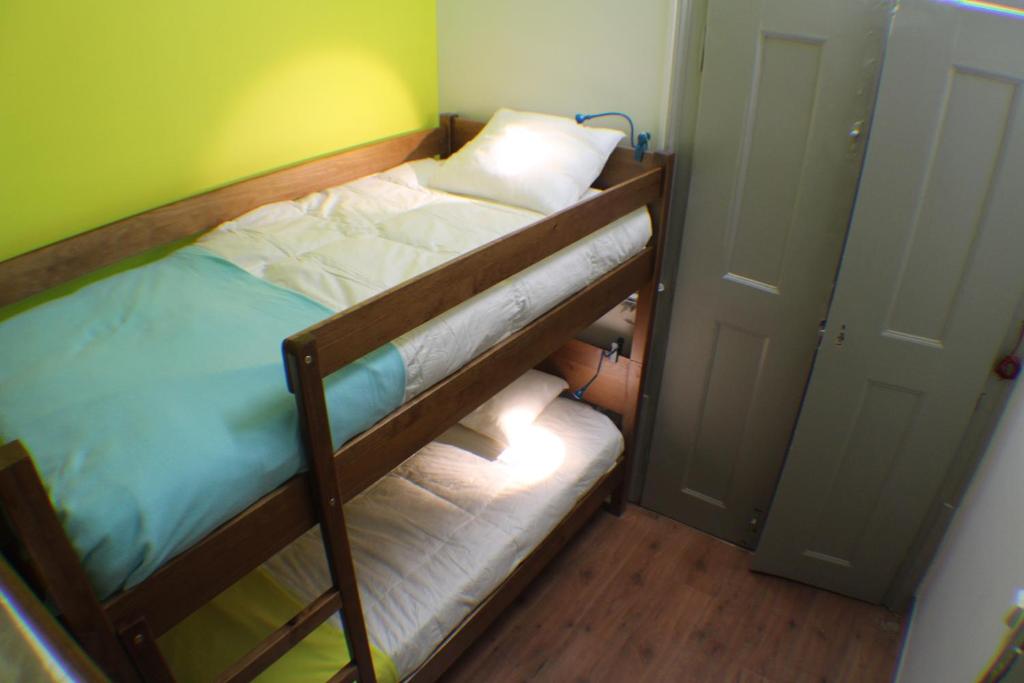 Двухместный (Небольшой двухместный номер с 2 отдельными кроватями) хостела Meeting Hostel, Фигейра-да-Фош