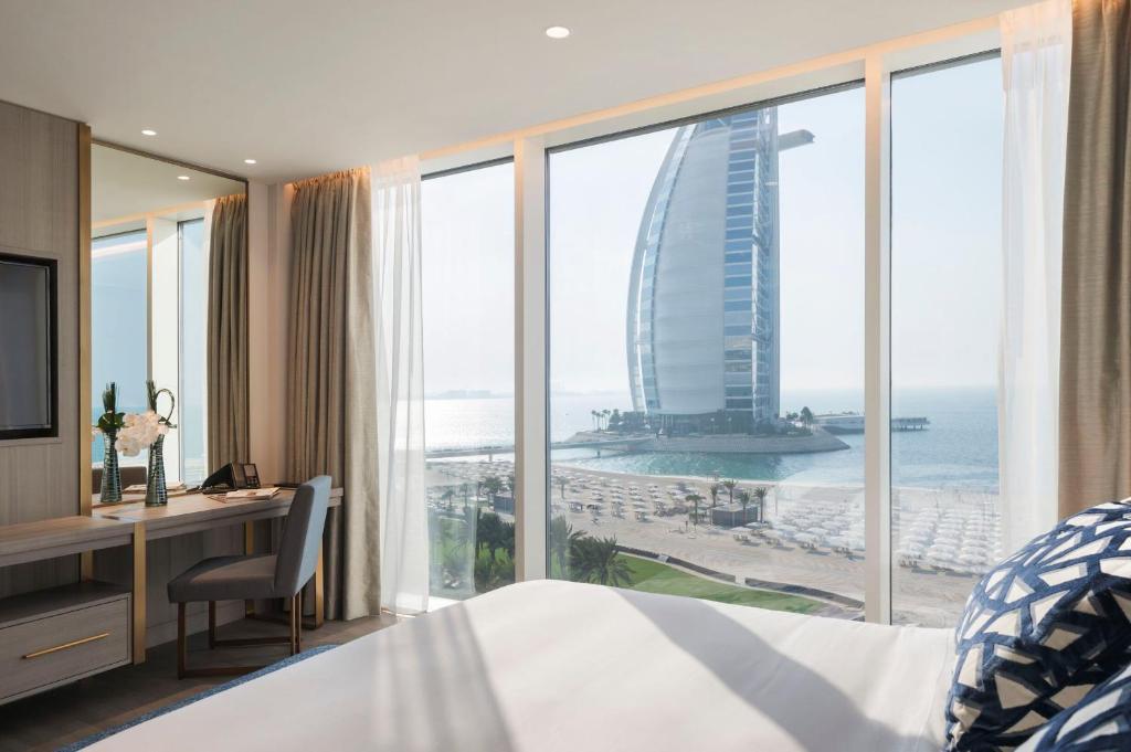 Сьюит (Люкс с 1 спальней, вид на океан — с правом посещения клубного лаунджа и аквапарка Wild Wadi Waterpark™) курортного отеля Jumeirah Beach Hotel, Дубай