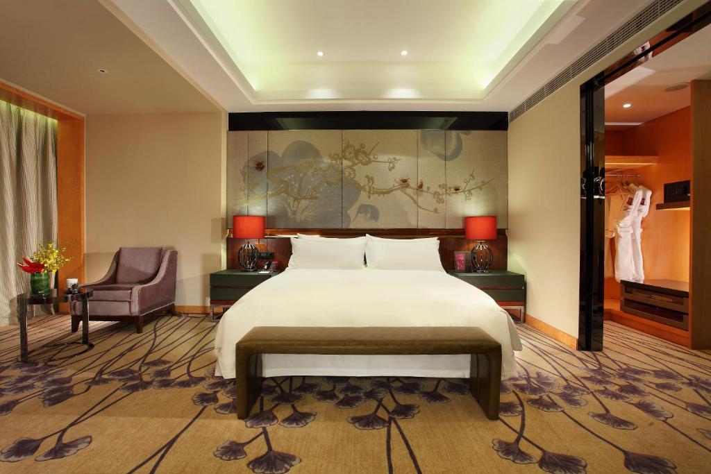 Сьюит (Улучшенный люкс), Crowne Plaza Chengdu West