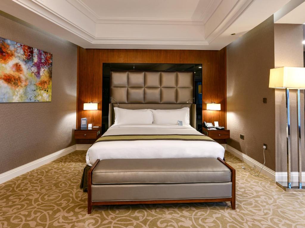 Трехместный (Стандартный номер с кроватью размера «king-size» и видом на город) отеля Crowne Plaza Doha West Bay, Доха