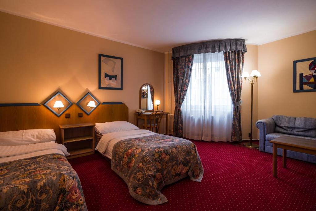 Двухместный (Улучшенный двухместный номер с 1 кроватью или 2 отдельными кроватями) отеля Concertino Zlatá Husa, Йиндржихув-Градец