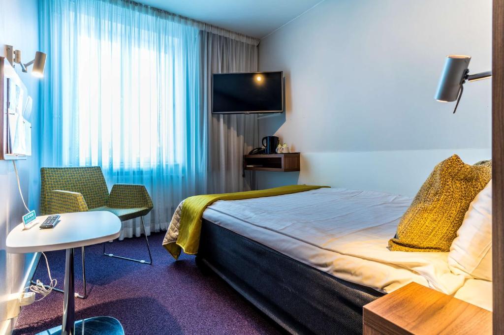 Двухместный (Economy - 140 cm Bed) отеля Scandic Stora Hotellet, Нючепинг