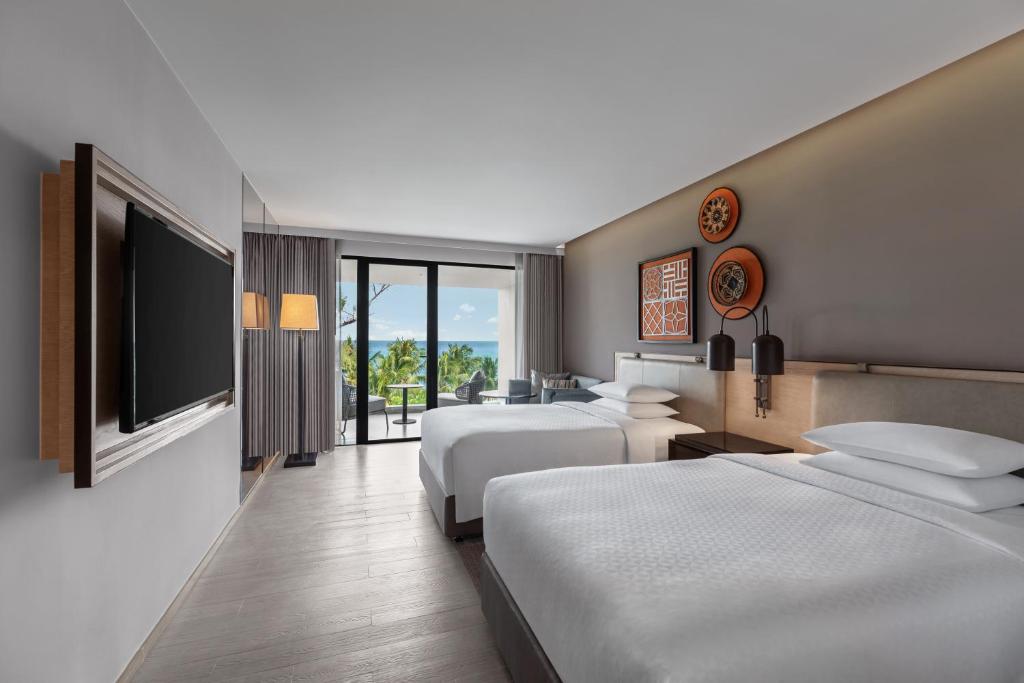 Двухместный (Номер Делюкс с 2 двуспальными кроватями, балконом и видом на океан) отеля Four Points by Sheraton Phuket Patong Beach Resort, Пхукет