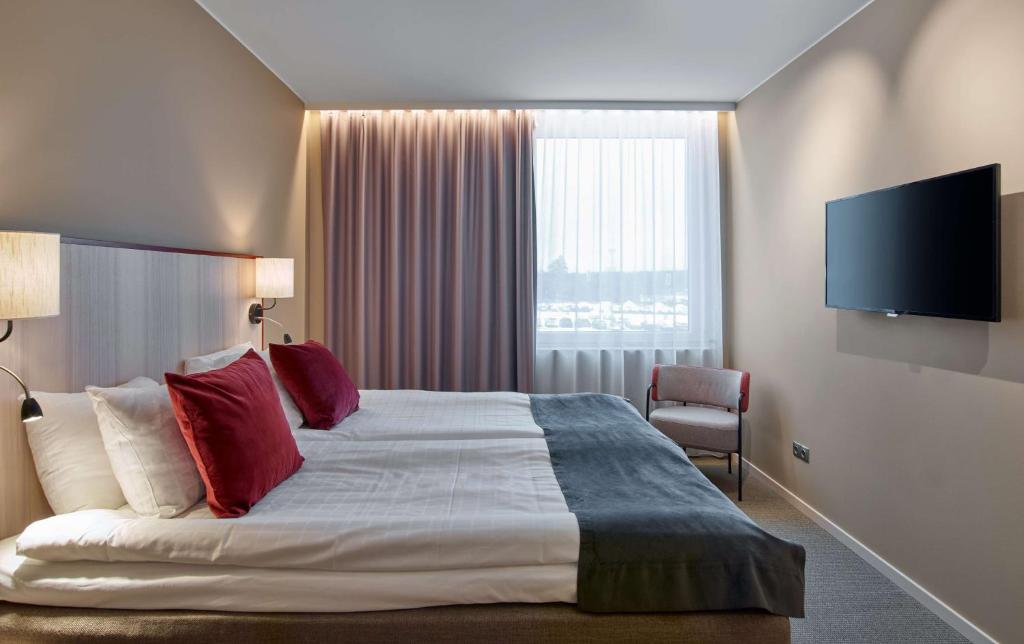 Двухместный (Улучшенный номер с кроватью размера «king-size») отеля First Hotel Arlanda Airport, Арланда