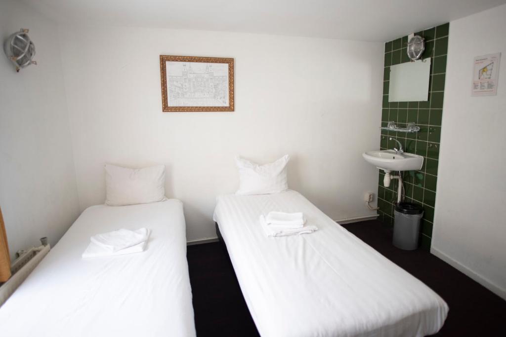 Двухместный (Двухместный номер с 2 отдельными кроватями и общей ванной комнатой) отеля Hotel Internationaal, Амстердам