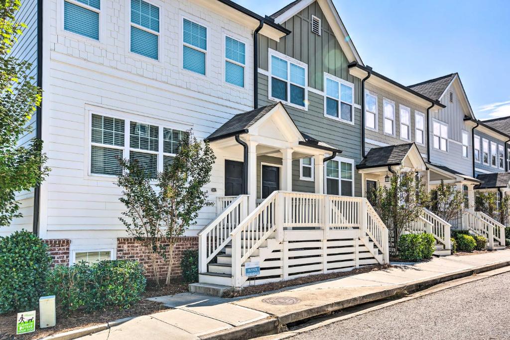 Atlanta Townhome with Deck about 6 Mi to Downtown!, Атланта