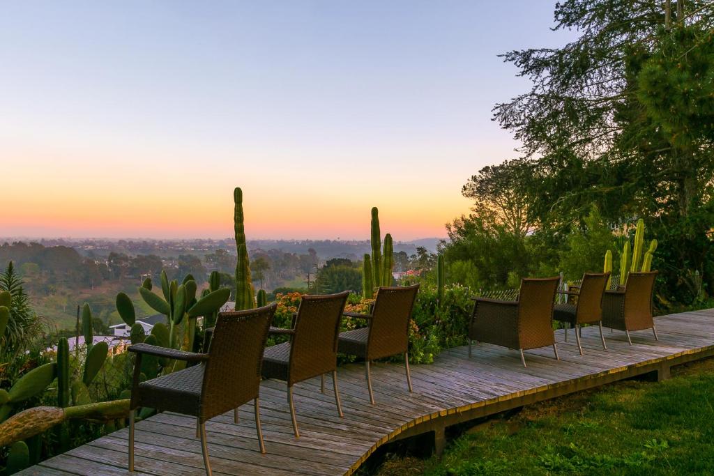 Номер (Six Bedroom house), Endless Vistas