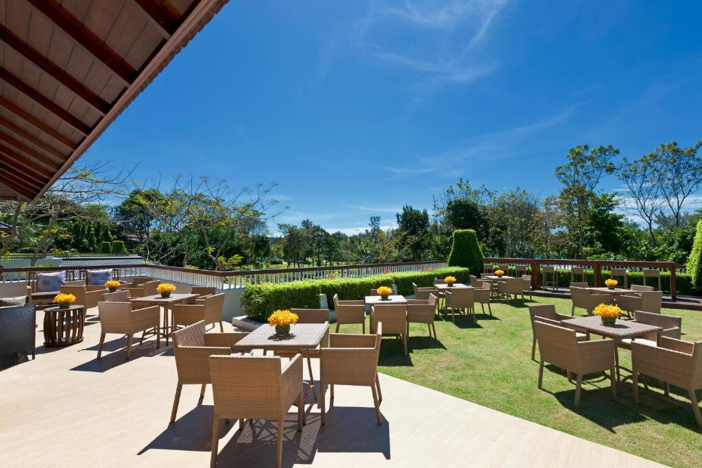 Двухместный (Клубный номер «Премиум» с кроватью размера «king-size» и видом на море) курортного отеля Dusit Thani Krabi Beach Resort, Краби