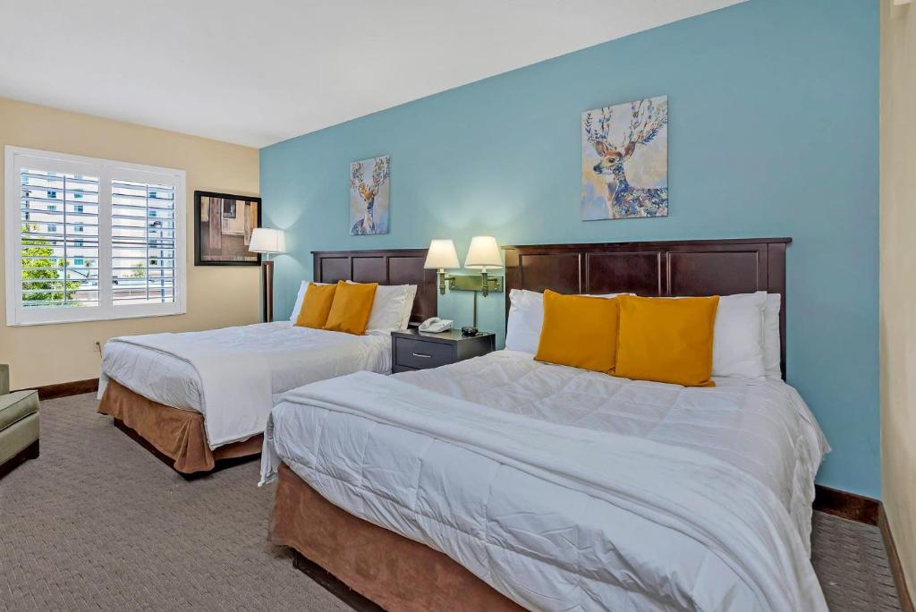 Near Disney - 1BR Suite with Two Queen Beds - Pool and Hot Tub!