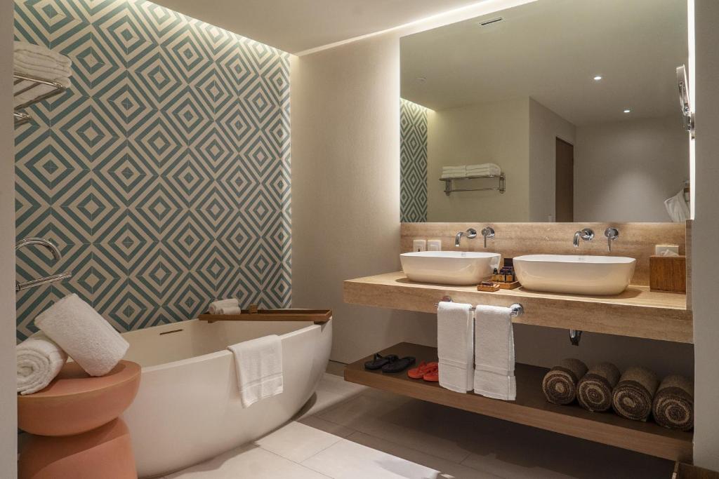 Сьюит (Люкс «Гранд» UNO с видом на океан) курортного отеля The Royal Caribbean - An All Suites Resort, Канкун