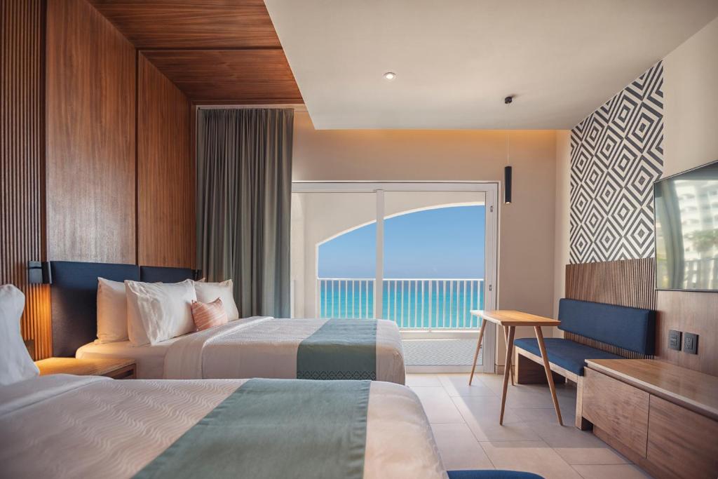 Сьюит (Улучшенный номер UNO с видом на пляж) курортного отеля The Royal Caribbean - An All Suites Resort, Канкун