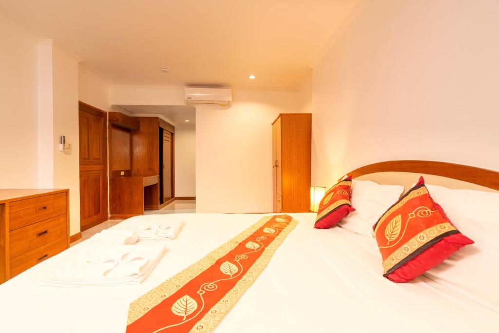 Апартаменты (Апартаменты с 2 спальнями и видом на бассейн) отеля Sai Rougn Residence, Пхукет