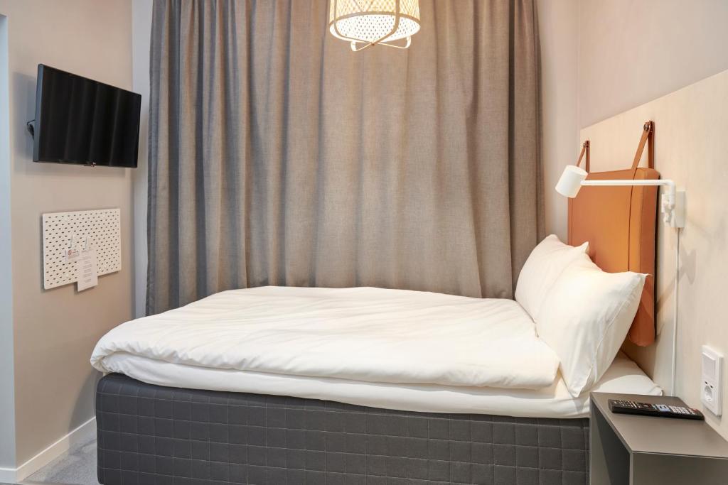 Двухместный (Небольшой двухместный номер с 1 двуспальной кроватью без окна) отеля Moment Hotels, Мальме