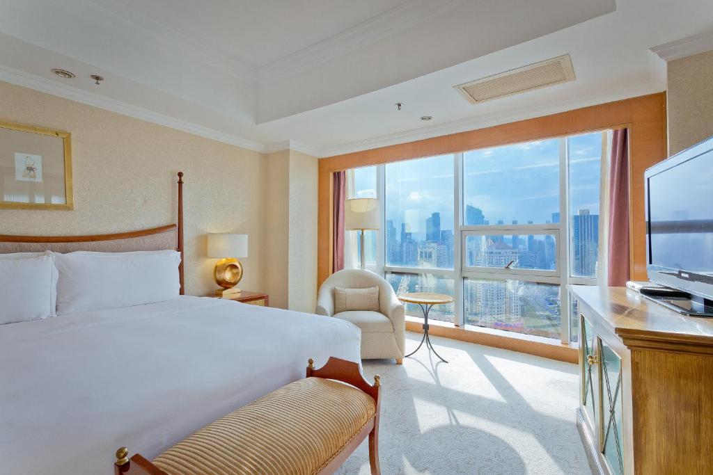 Сьюит (Executive Business King Suite) отеля Crowne Plaza Qingdao, Циндао