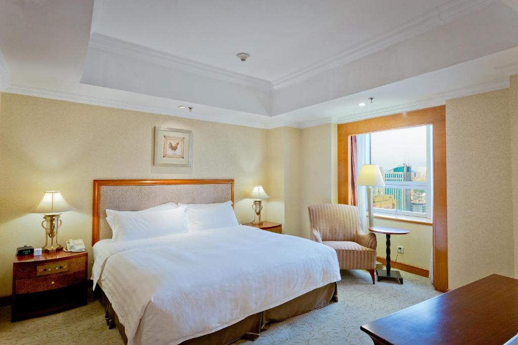 Сьюит (Люкс с кроватью размера «king-size») отеля Crowne Plaza Qingdao, Циндао