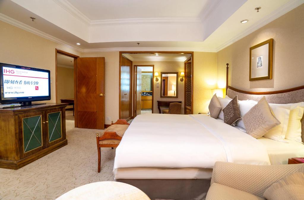 Сьюит (Executive Business King Suite), Crowne Plaza Qingdao