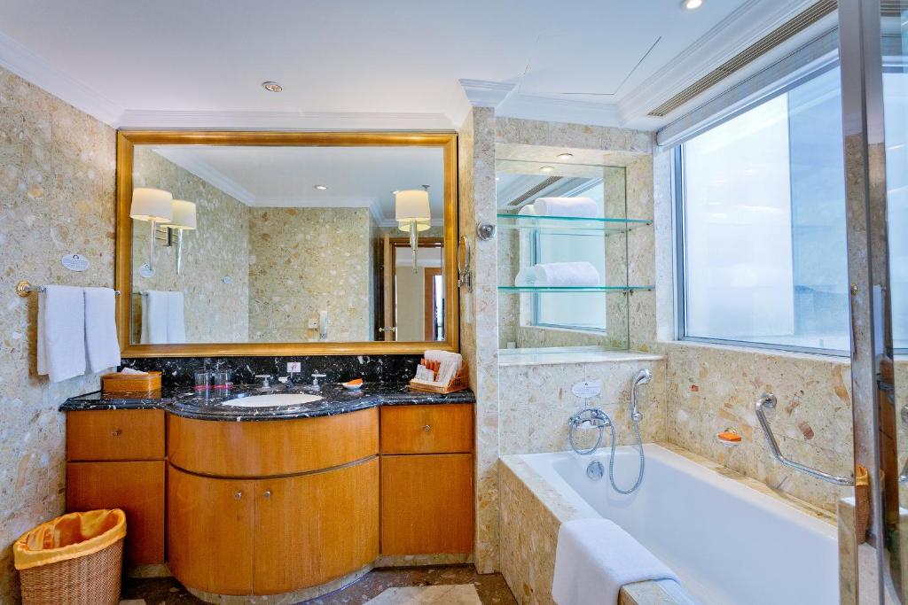 Сьюит (Executive Business King Suite), Crowne Plaza Qingdao