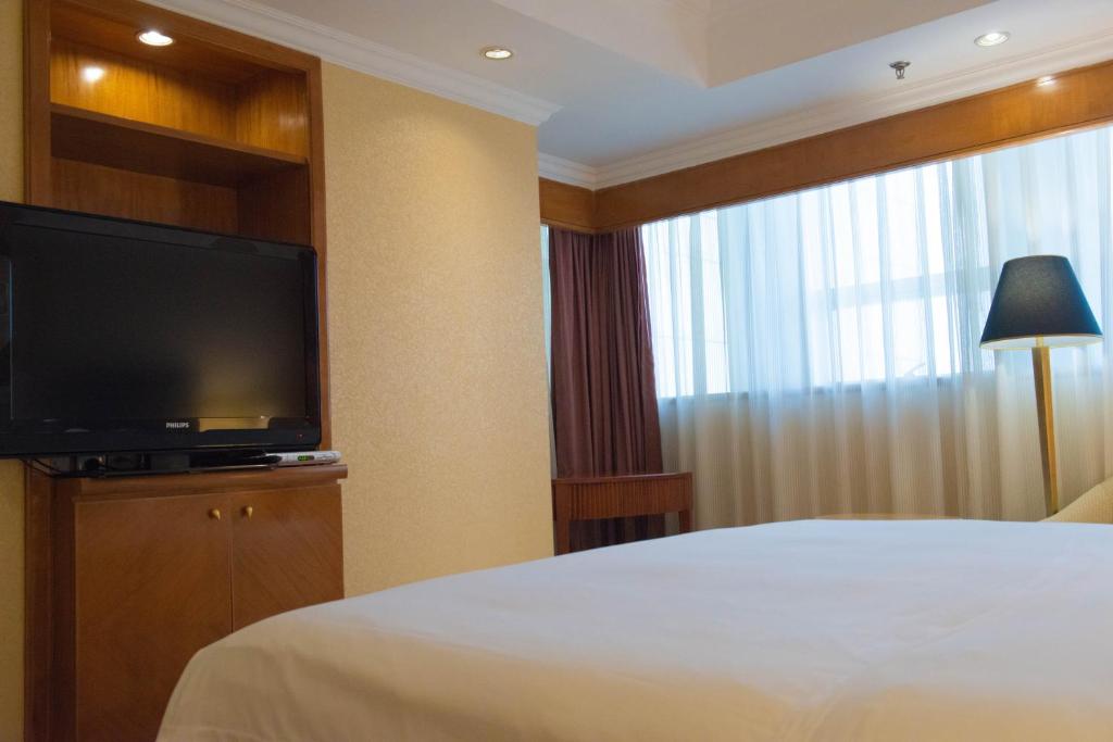 Трехместный (Upgraded Standard Room), Crowne Plaza Qingdao