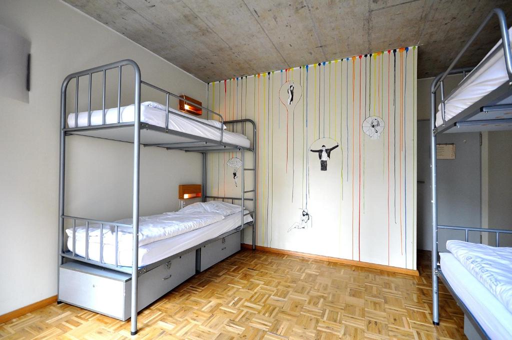 Номер (Односпальная кровать в общем номере для мужчин и женщин (3 взрослых)) хостела Five Elements Hostel Frankfurt, Франкфурт-на-Майне