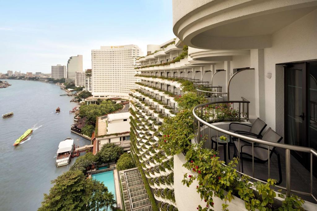 Двухместный (Номер Делюкс с кроватью размера «king-size» и балконом с видом на реку Чаупхрая) отеля Shangri-La, Бангкок