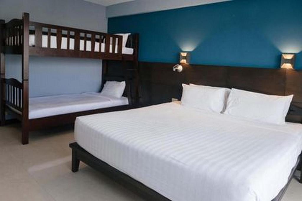 Четырехместный (Двухместный номер Делюкс с 1 двуспальной и 1 двухъярусной кроватями) курортного отеля Aonang Buri Resort, Краби
