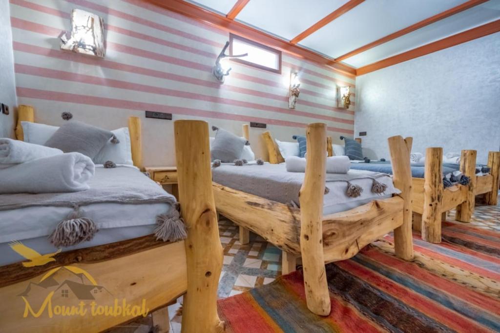 Четырехместный (Четырехместный номер с ванной комнатой) отеля Mount Toubkal Lodge, Имлиль