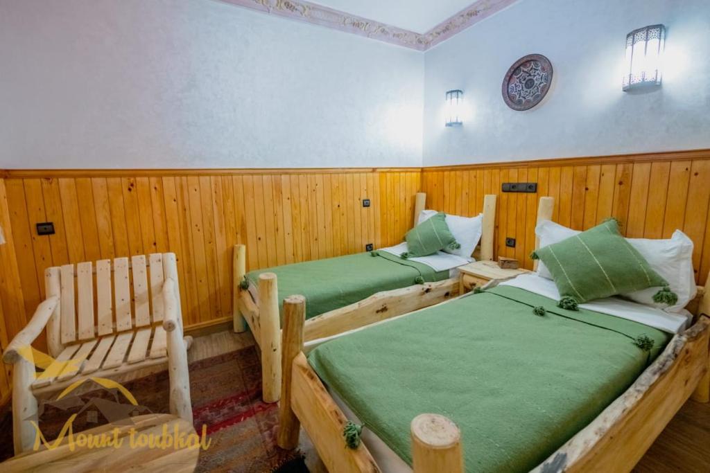 Двухместный (Стандартный номер с 2 односпальными кроватями и диваном) отеля Mount Toubkal Lodge, Имлиль