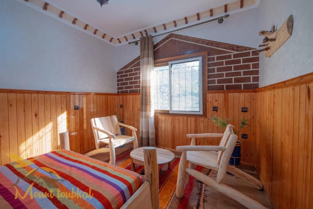 Двухместный (Стандартный номер с 2 односпальными кроватями и диваном) отеля Mount Toubkal Lodge, Имлиль