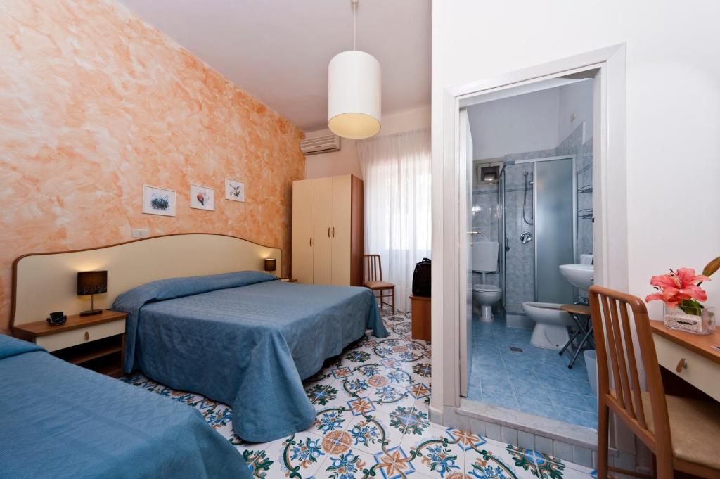 Трехместный (Классический трехместный номер) отеля Hotel Casa Di Meglio, Искья