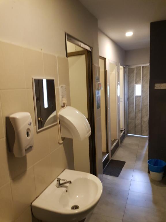 Двухместный (Стандартный двухместный номер с 2 отдельными кроватями и общей ванной комнатой) хостела Travelogue Guest House, Куала-Лумпур