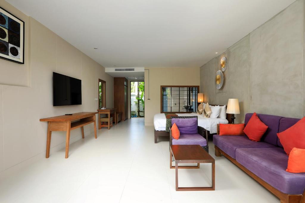 Двухместный (Двухместный номер Делюкс с 1 кроватью и балконом) отеля Tea Tree Resort, Пхукет