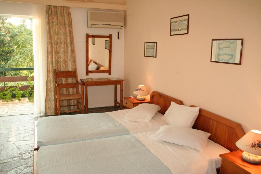 Двухместный (Двухместный номер с 1 кроватью или 2 отдельными кроватями, вид на горы) отеля Sunningdale Hotel, Агиа-Галини