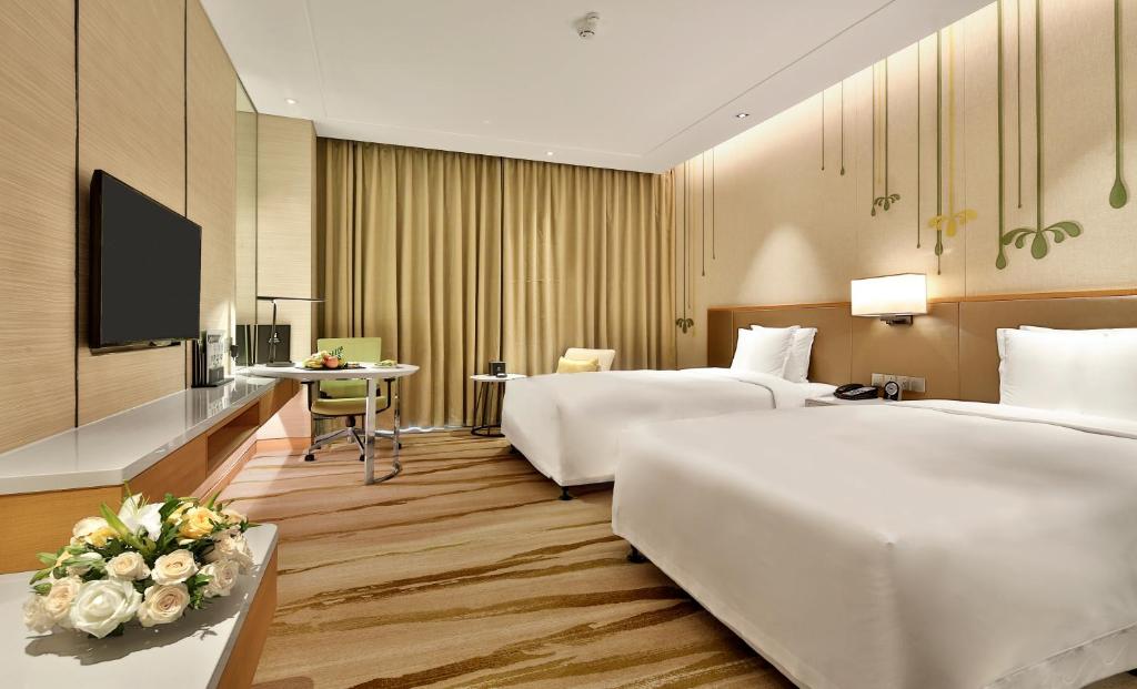 Трехместный (Стандартный двухместный номер с 2 отдельными кроватями) отеля Holiday Inn Chengdu Qinhuang, Чэнду