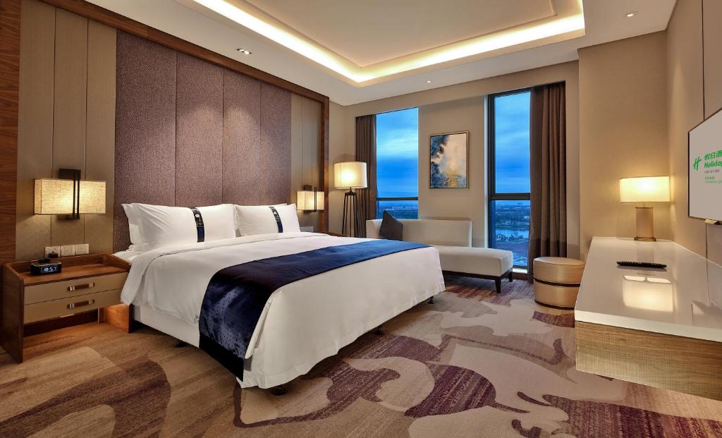 Сьюит (Улучшенный люкс) отеля Holiday Inn Chengdu Qinhuang, Чэнду