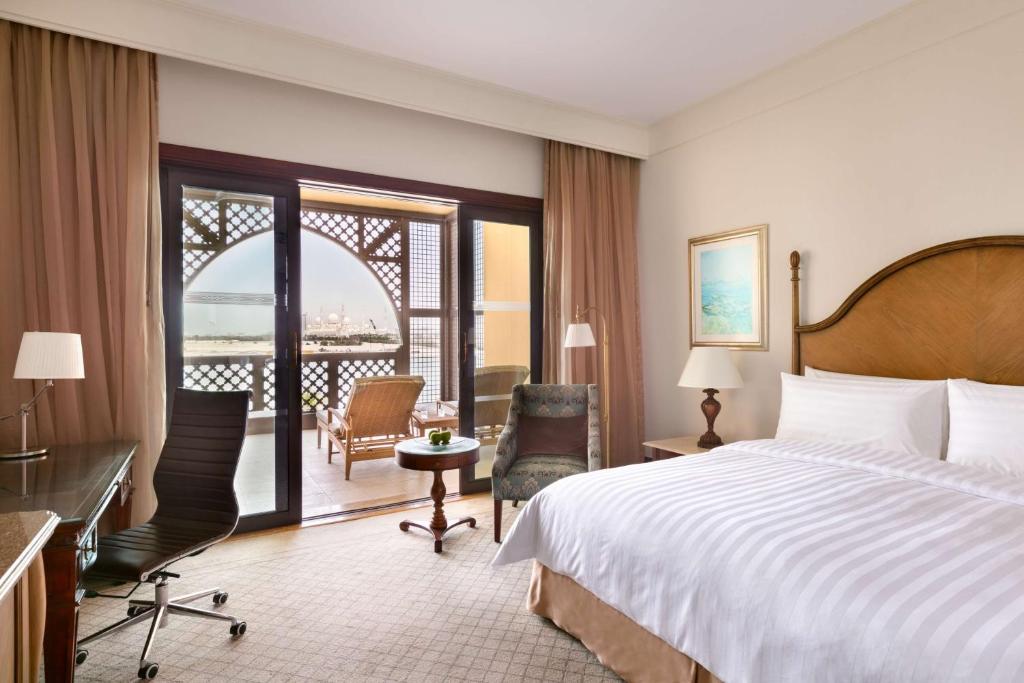 Двухместный (Номер Делюкс с кроватью размера «king-size») отеля Shangri-La Hotel, Qaryat Al Beri, Абу-Даби