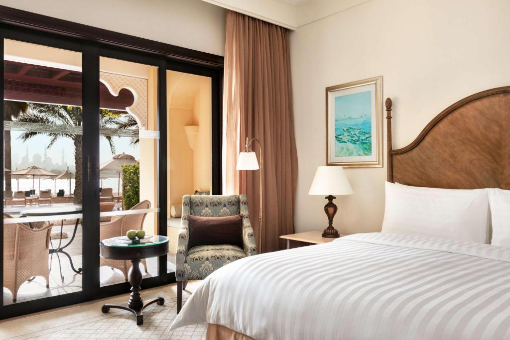 Двухместный (Представительский номер с кроватью размера «king-size» с видом на сад) отеля Shangri-La Hotel, Qaryat Al Beri, Абу-Даби