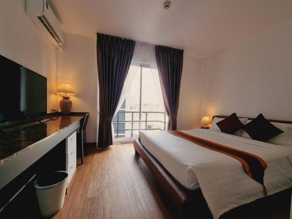 Двухместный (Улучшенный двухместный номер с 1 кроватью) отеля The Bedrooms, Бангкок