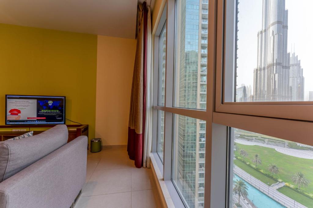Семейный (Номер для некурящих с 2 спальнями и видом на небоскреб Бурдж-Халифа) апарт-отеля Ramada Downtown Dubai, Дубай