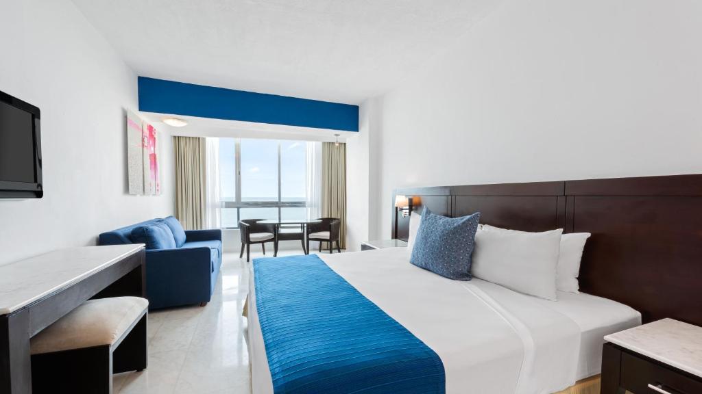 Сьюит (Номер Делюкс с кроватью размера «king-size», вид на океан) отеля Park Royal Mazatlan, Масатлан