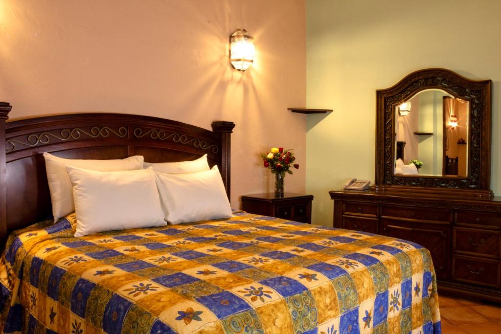 Двухместный (Номер Делюкс с кроватью размера «king-size») отеля Casa Alebrijes Gay Hotel - Caters to LGBT Guests, Гвадалахара